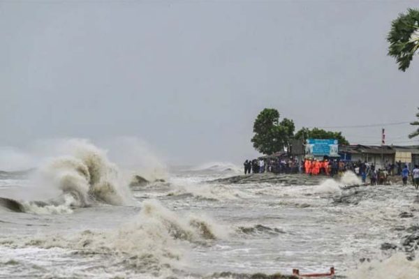 රැල්ලෙන් රැල්ලට පාවෙන ඔරුවේ යන්නෙපා දියඹට රෑ යාමේ